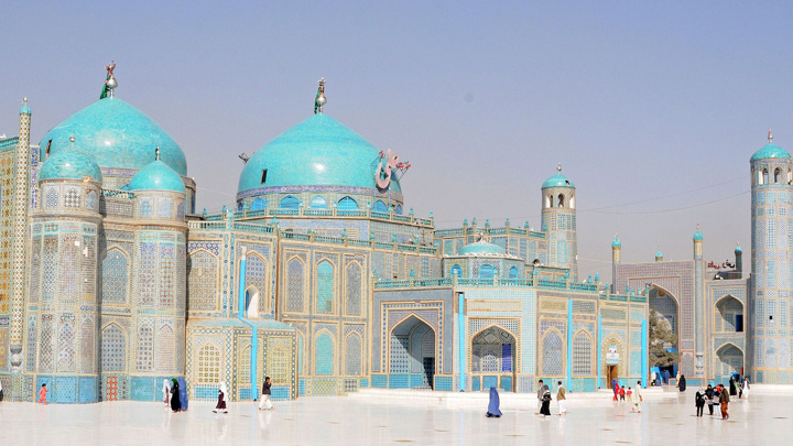 Голубая мечеть в Мазари-Шарифе пострадала от землетрясения
