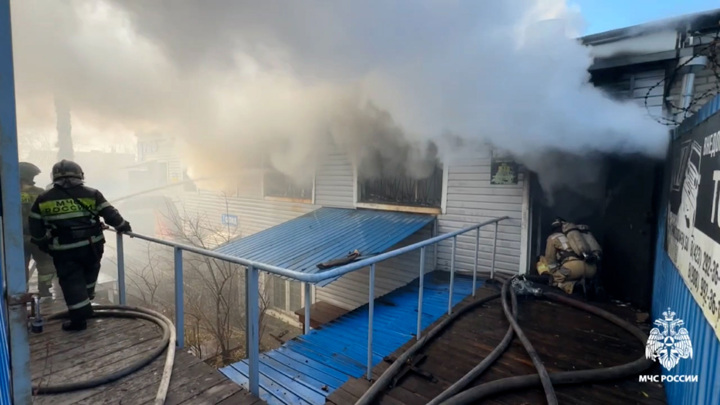 Пожар в магазине автозапчастей тушат Владивостоке