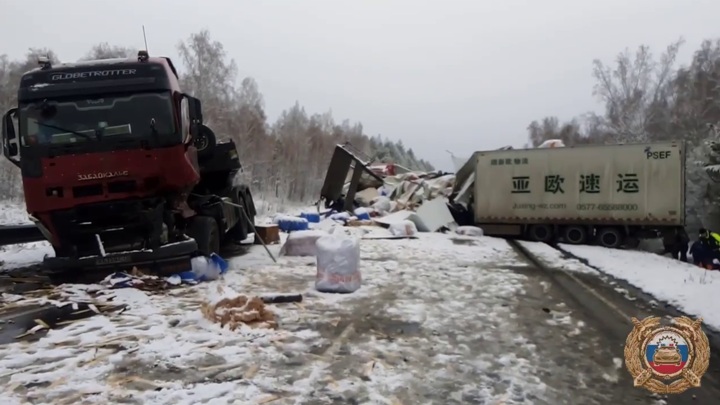 Два человека погибли в массовом ДТП с грузовиками