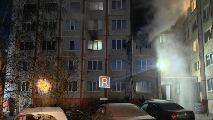 Семь человек спасены при пожаре в сургутской девятиэтажке