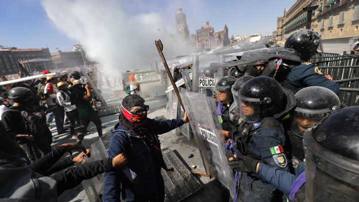 The Guardian: в Мексике при протесте зумеров снесли ограждение дворца президента