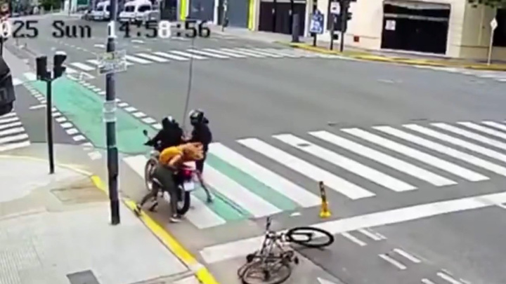 SHOT: россиянка в Аргентине сбросила вора с мотоцикла и задержала его