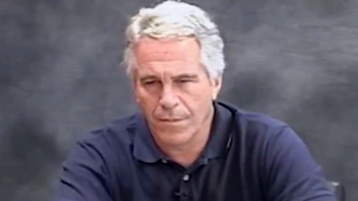 Политолог Дудаков: в материалах Эпштейна пока нет ничего опасного для Трампа