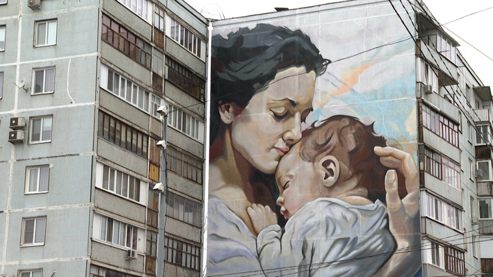 В Казани появился мурал с изображением матери с младенцем