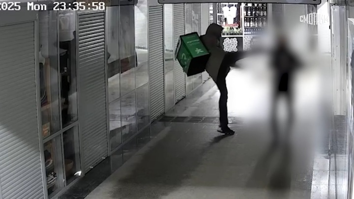 В Новосибирске уволили курьера, ударившего пенсионерку ногой в лицо