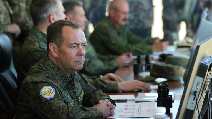 Медведев: ОПК России продолжает выпускать значительный объем вооружений для СВО