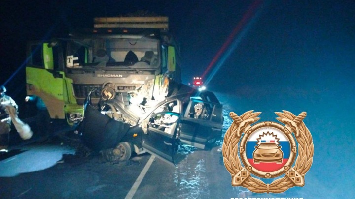 Иномарка столкнулась с самосвалом в Башкирии, погиб один человек
