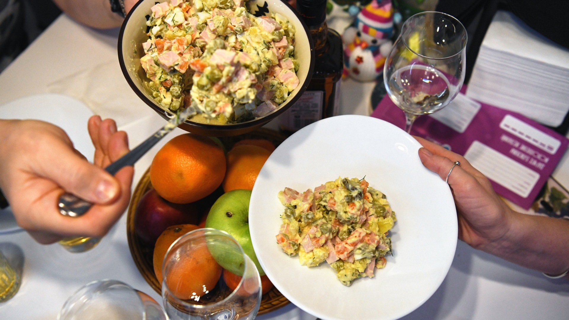 Эксперт рассказала, как сэкономить на продуктах к новогоднему столу и подарках