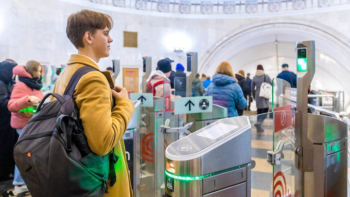 Собянин: сервис оплаты проезда по биометрии заработал на турникетах метро и МЦК