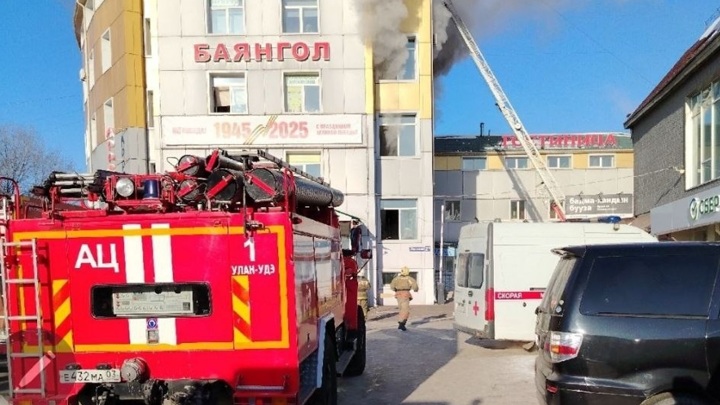 В Улан-Удэ горит торговый центр, пятерым понадобилась медпомощь