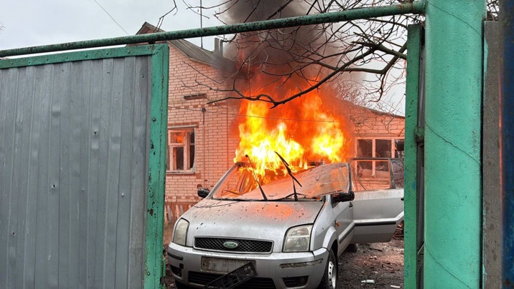 Автомобиль загорелся после атаки дрона в Белгородской области