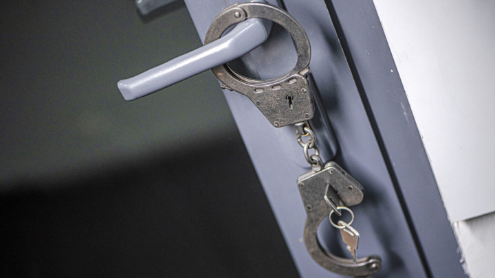 Жители Днепропетровска напали на бригаду электриков, отключавших свет в домах