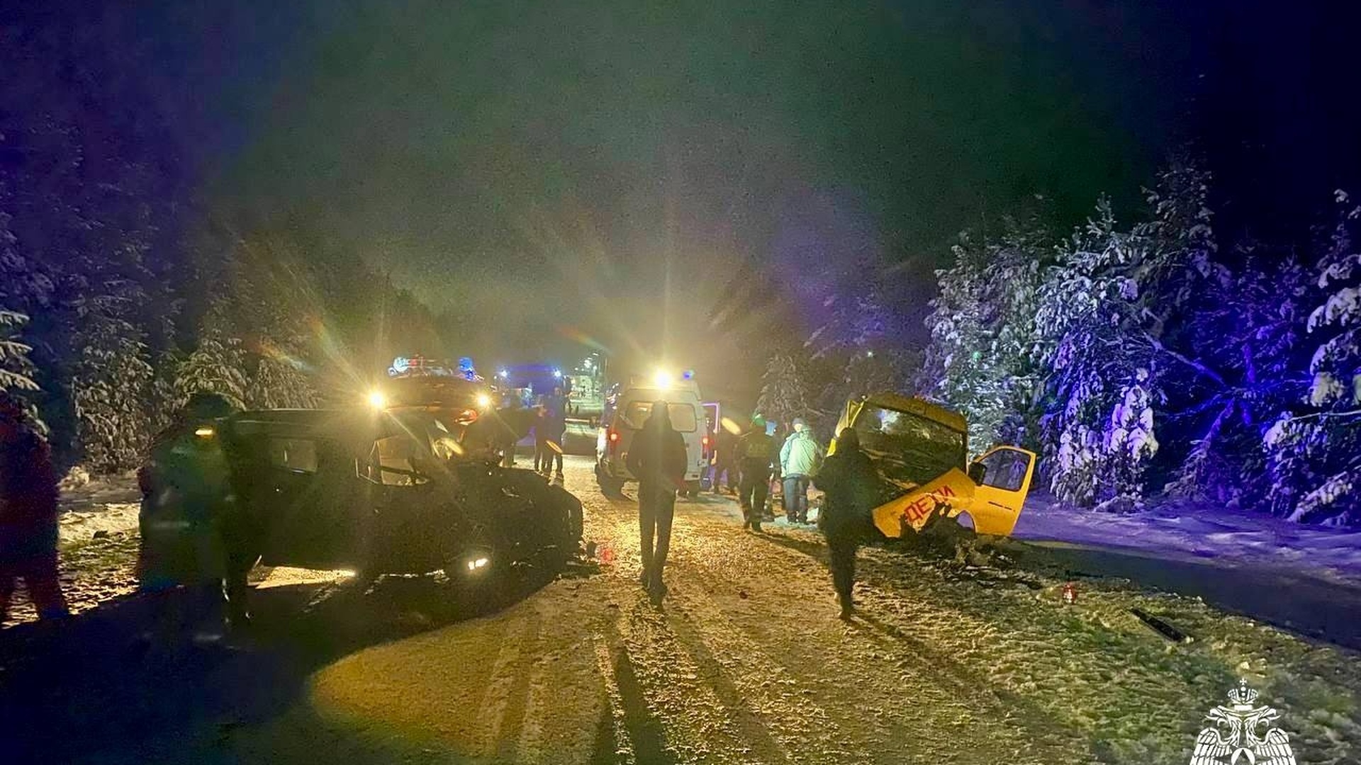 В ДТП со школьным автобусом в Удмуртии пострадали 14 человек