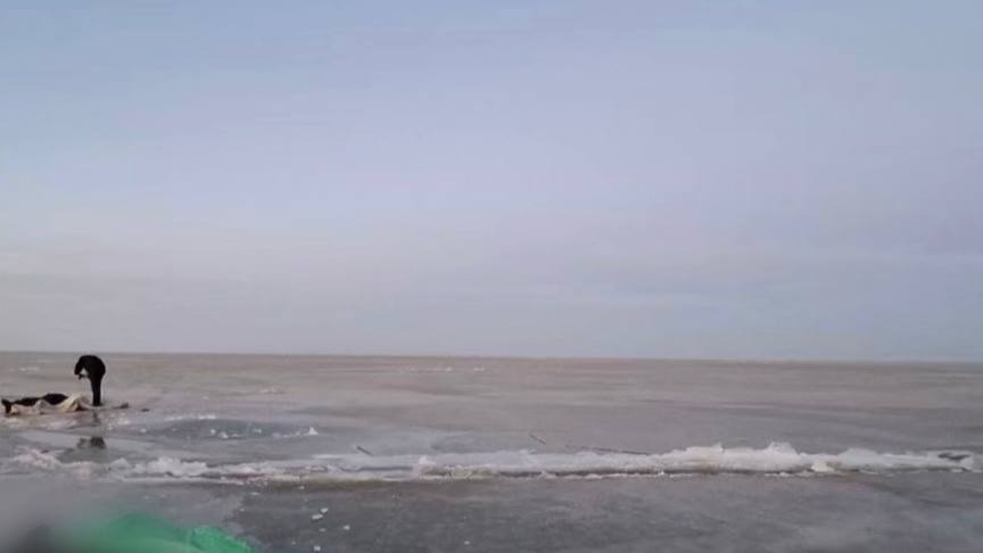 Машина с рыбаками провалилась под лед озера в Приморье, двое погибли