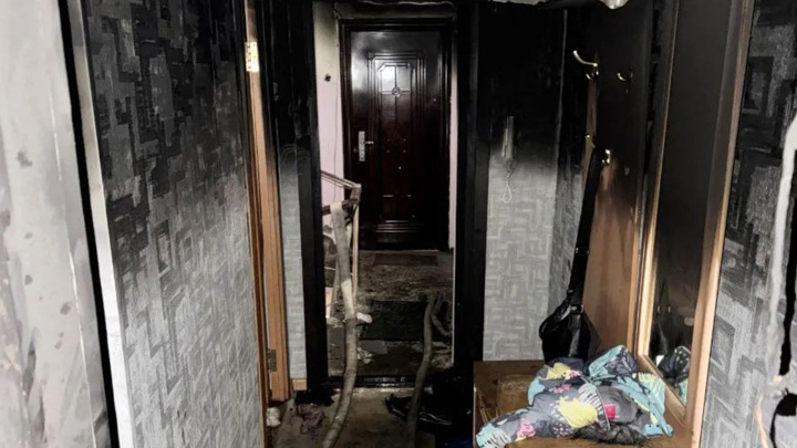 В Магадане отремонтируют сгоревшую из-за елки квартиру многодетной семьи