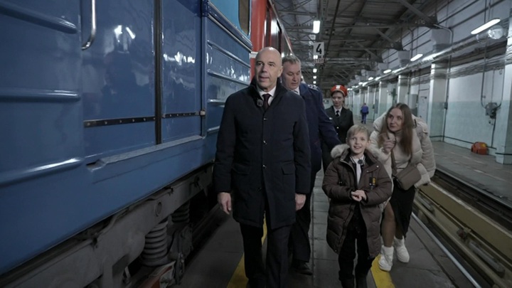 Силуанов исполнил мечту школьника, который мечтал побывать в депо метрополитена