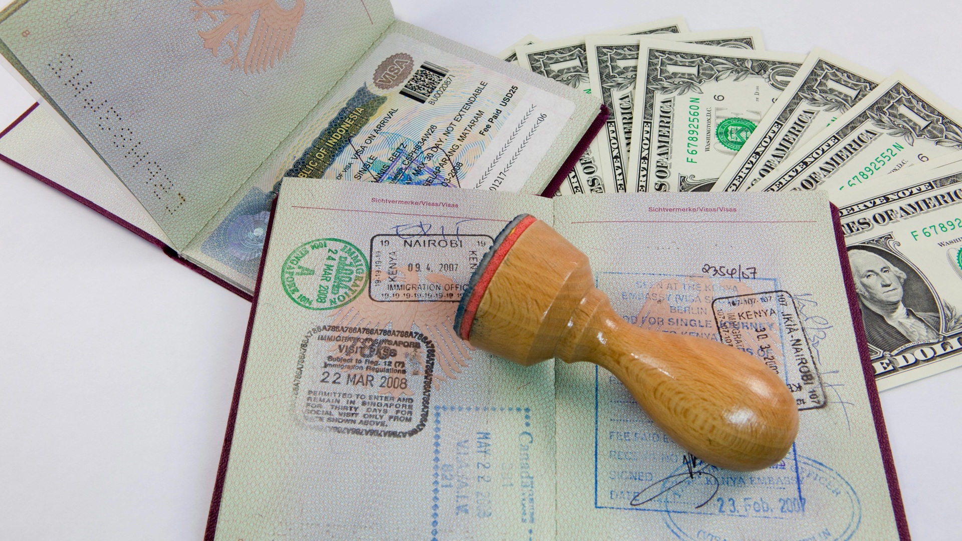 В Госдепе уточнили, что приостановлена выдача лишь иммиграционных виз в США