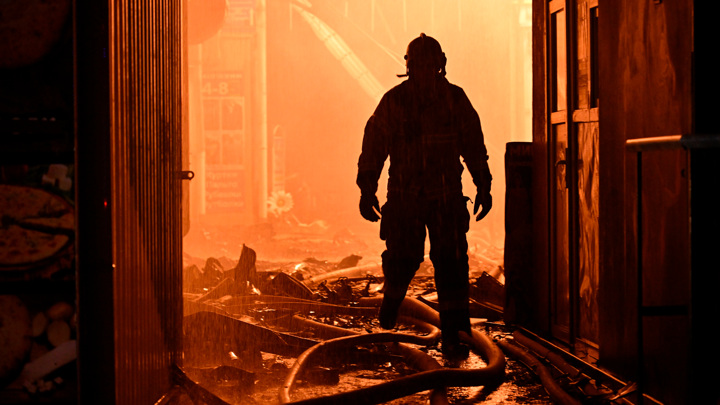 Мать спасла младенца, сбросив его вниз из окна горящей квартиры на Урале