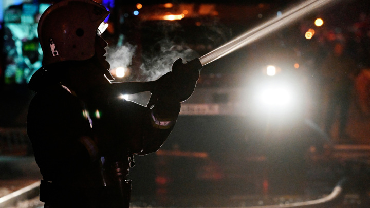 Складской ангар горит на площади 300 квадратов в Ленинградской области