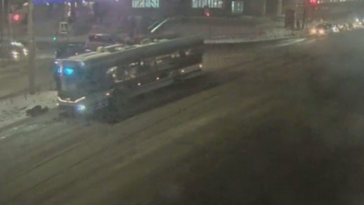 В Омске возбудили дело после наезда троллейбуса на школьника