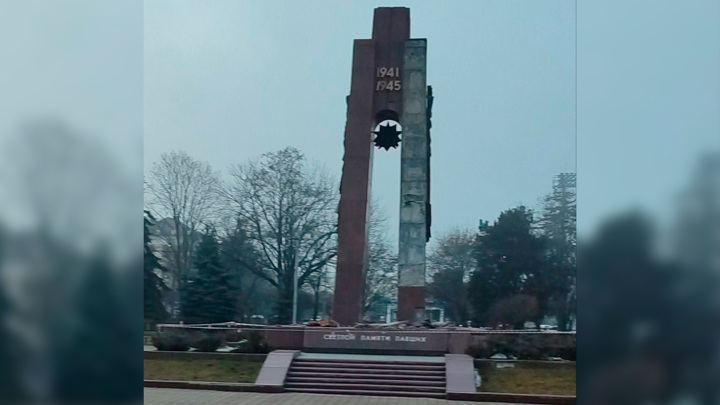 Памятник погибшим в Великой Отечественной войне частично обрушился в Нальчике