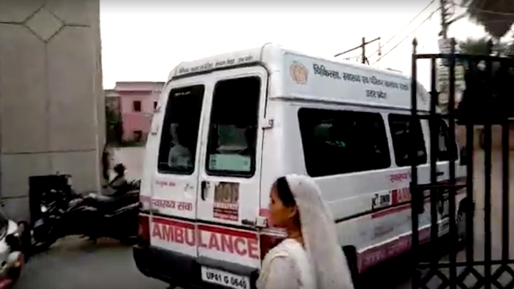 Аттракцион в Индии рухнул во время работы, погиб сотрудник полиции