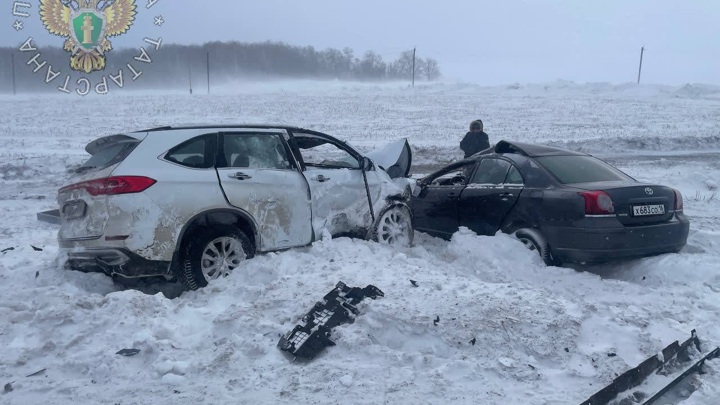 В Татарстане столкнулись три легковушки, пострадал подросток