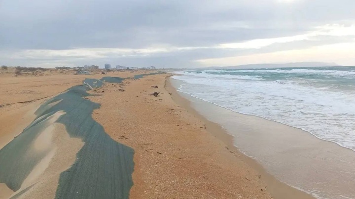 На берегу в Анапе обнаружили старые выбросы мазута