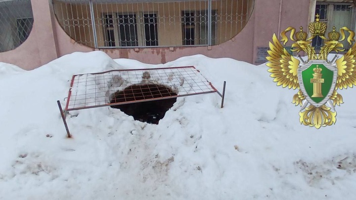 В Саратове ребенок получил травмы при падении в канализационный люк