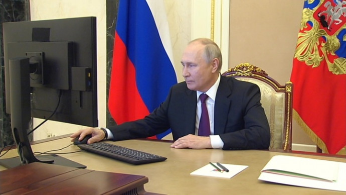Новые кадры: как Путин записывал обращение и голосовал