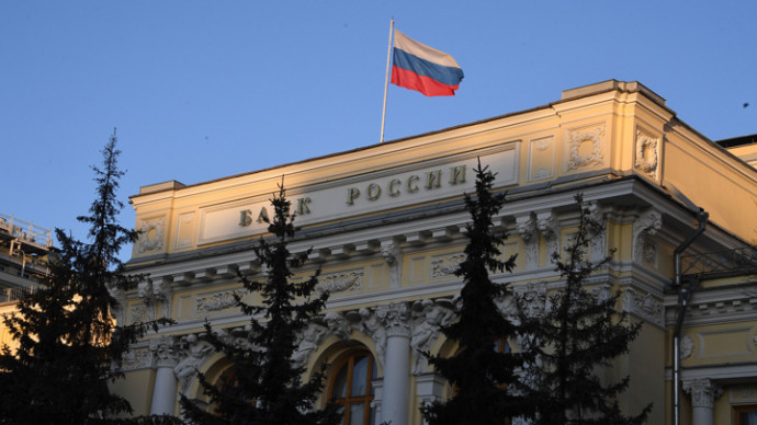ЦБ будет выдавать разрешения на вывоз валюты свыше 10 тысяч долларов