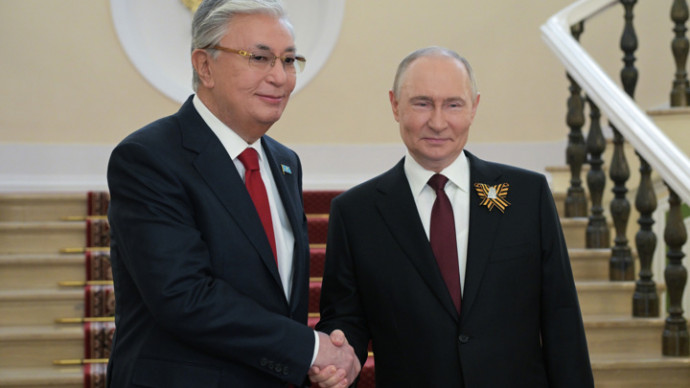 Путин вручил Токаеву наградной лист на присвоение звания Героя СССР его отцу - Новости на Вести.ru
