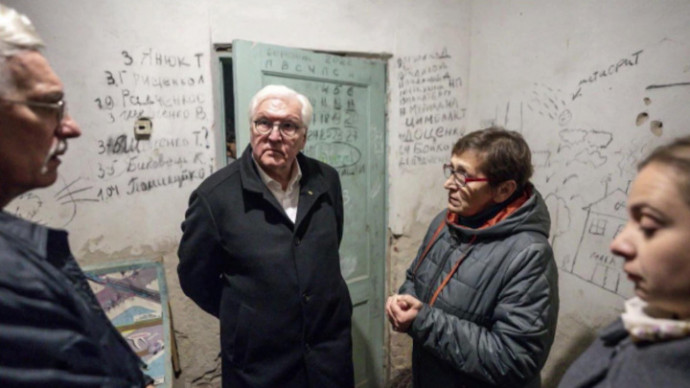 Убежище Штайнмайера и цветы с намеком
