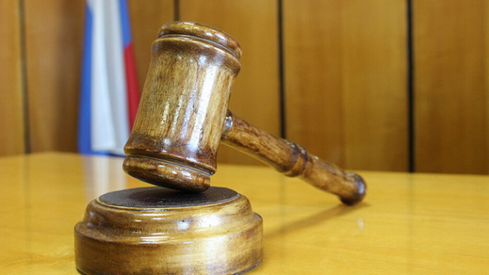 Суд в Москве оштрафовал мужчину за сине-желтые волосы