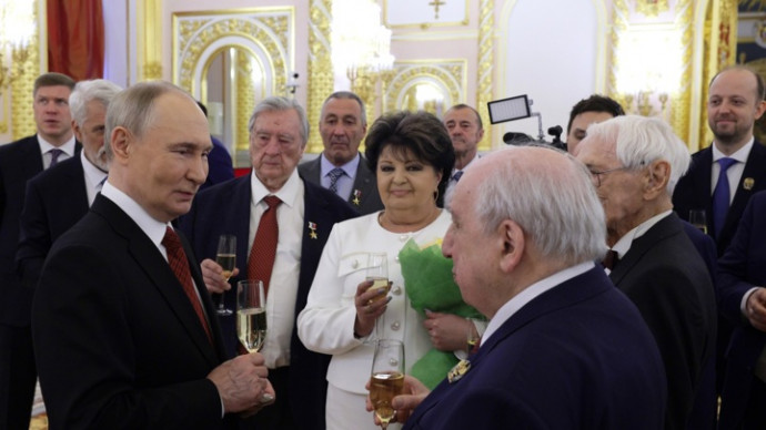 Путин рассказал, как пробовал носить очки - Новости на Вести.ru