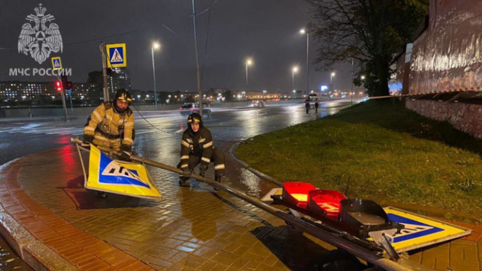 Больше 200 спасателей устраняют последствия стихии в Петербурге