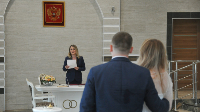 Только фотограф: москвичи стали регистрировать брак без гостей
