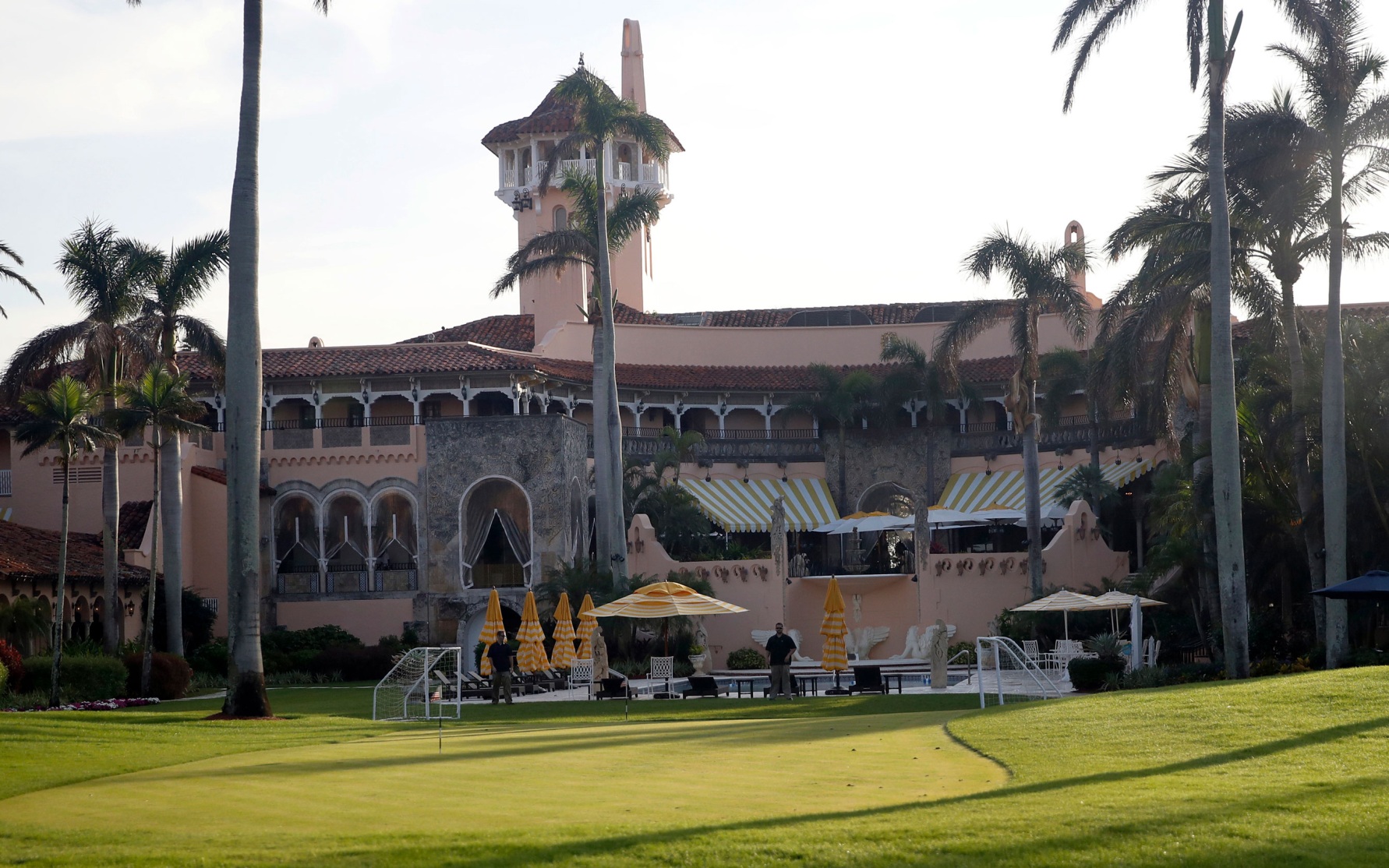 Шериф о злоумышленнике у поместья Трампа: он нес канистру и поднял дробовик