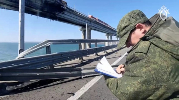 Вертолеты МЧС охлаждают обгоревшие цистерны на Крымском мосту