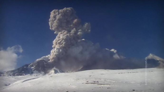 На Камчатке вулкан Безымянный выбросил пепел на высоту 12 км над уровнем моря
