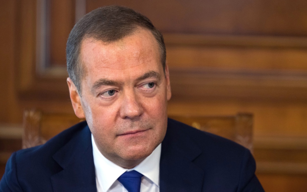 Медведев возложил цветы к Вечному огню на Поклонной горе Медведев возложил цветы к Вечному огню на Поклонной горе